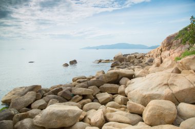 kayalar ile bulutlar deniz kıyısında