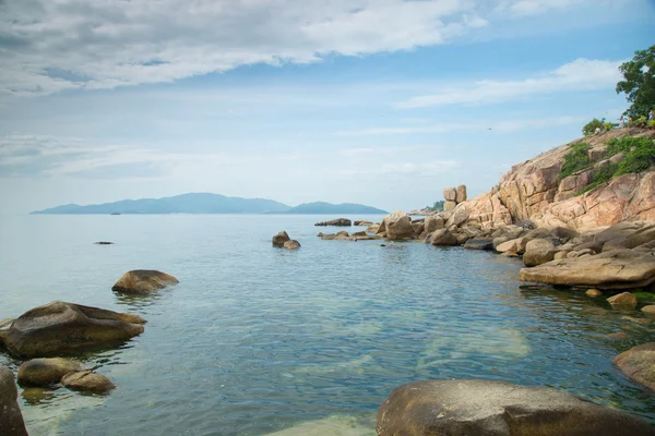 Rocas en la orilla del mar de nubes — Foto de Stock