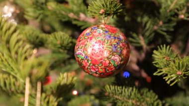 Boyalı top ile Noel ağacı