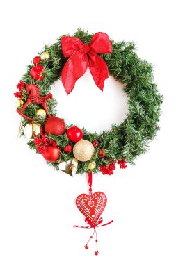 kırmızı kurdele ve altın dekorasyon izole klasik Noel çelenk 