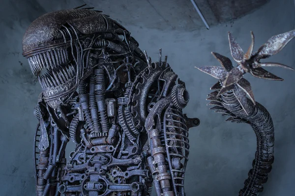 Predator-modern demir heykel