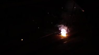 Fabrikadaki çelik kaynak fabrikasında sanayi işçisi