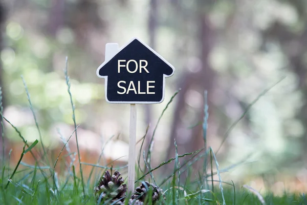 販売のための自然上の家の形の黒板のサイン — ストック写真