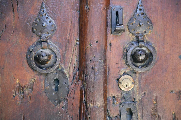 Halkalı eski ahşap kapılar - Görüntü 