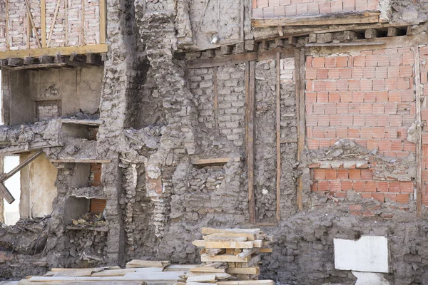 Şehirdeki eski tuğla duvar