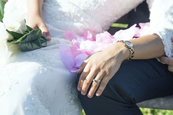Обнімається Наречена Наречена Весільна Сукня — стокове фото