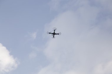 Gökyüzünde uçan İHA 
