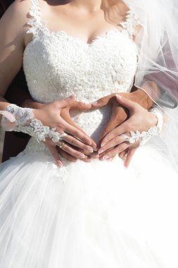 Gelin ve damat sarılıyor.