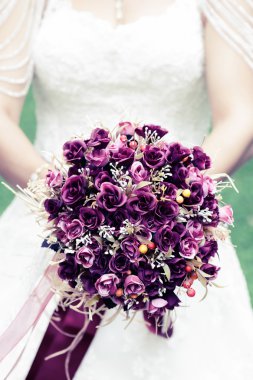 Güzel düğün buketi Gelinin ellerinde