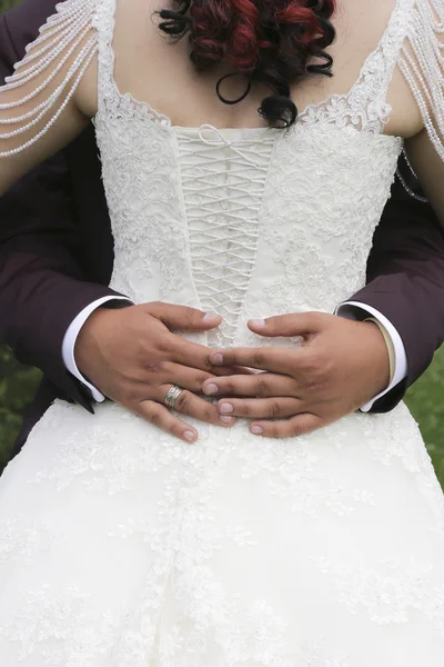 Noiva e noivo abraço, vestido de noiva — Fotografia de Stock