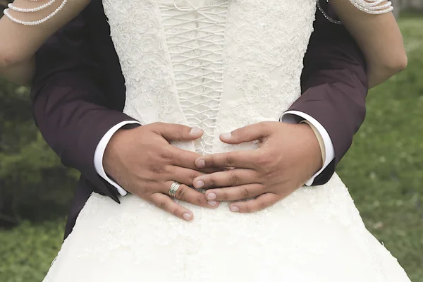 Νύφη και γαμπρός αγκαλιά, νυφικό — Φωτογραφία Αρχείου