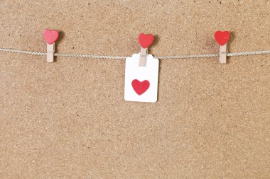 Aşk kartı konsepti, mantar tahtası arka planı