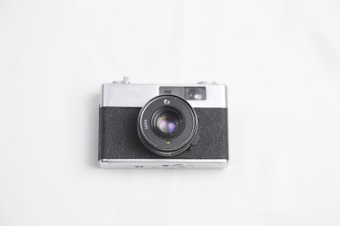 Beyaz arkaplandaki eski kamera