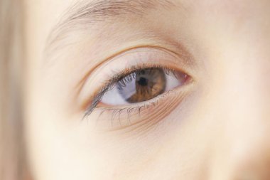 Bir dişinin gözünü kapat.