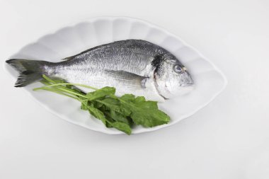 Beyaz tabakta balıkların yakın çekimi