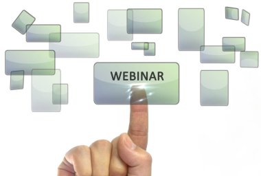 Webinar düğmesindeki dokunmatik ekran arayüzüne işadamı eli basıyor