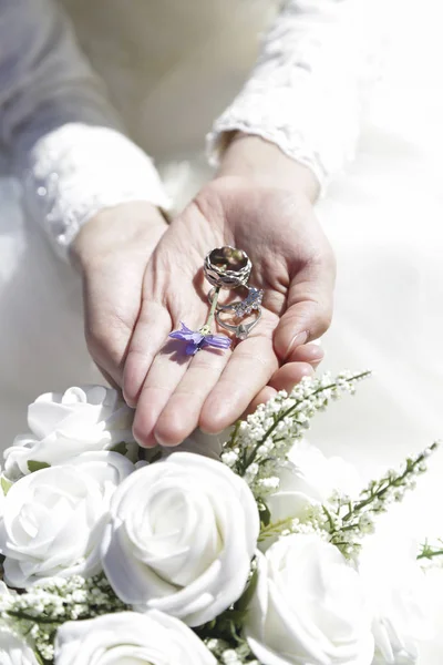 新娘手掌上的结婚戒指 — 图库照片