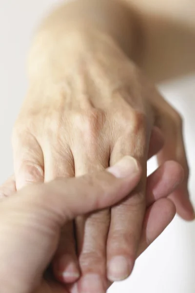 Γιατρός Κρατώντας Χέρι Μιας Παλιάς Γυναίκας — Φωτογραφία Αρχείου