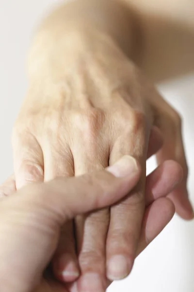 Läkare Som Innehar Gammal Kvinnas Hand — Stockfoto