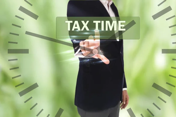 営業マンが仮想ボタンで税金時間の単語を押す — ストック写真