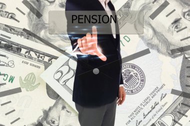 İş adamı dokunmatik ekran arayüzü üzerindeki düğmeye basıyor ve emeklilik maaşını seçiyor