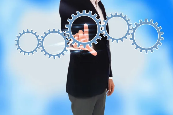 İş, teknoloji ve internet kavramı. Sanal ekranda farklı simgeleri olan işadamı mekanizma düğmesine basıyor