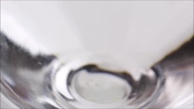 Taze çilek sualtı kabarcıkları ile 