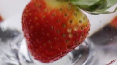 Taze çilek sualtı kabarcıkları ile 