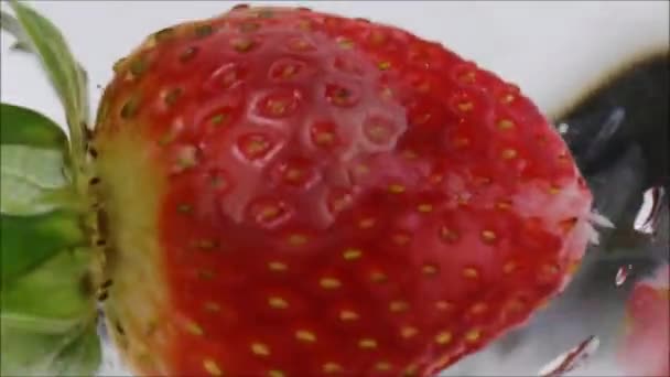 Fresas Frescas Bajo Agua Con Burbujas — Vídeos de Stock