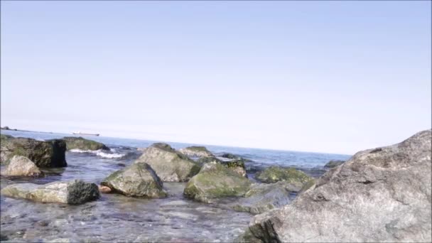 Onde lavare la spiaggia di ciottoli. Mare onde lava spiaggia di ghiaia — Video Stock