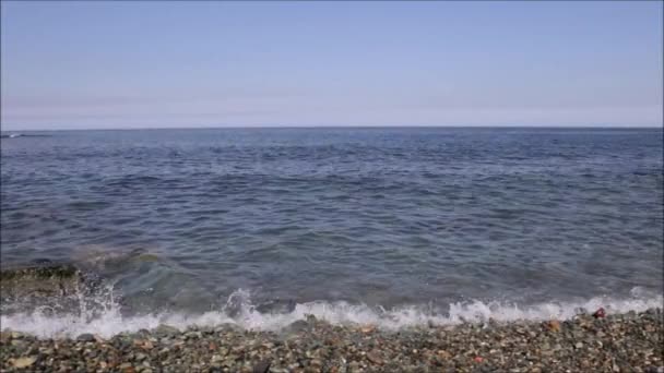 Vagues lavant la plage de galets. vagues de mer lave plage de galets — Video