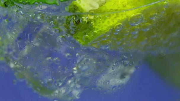 Свежий Напиток Лимоном Мятой Стакане Коктейль Свежести Мятой Льдом Лаймом — стоковое видео