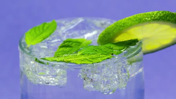 Bevanda Fresca Con Limone Menta Nel Bicchiere Cocktail Freschezza Con — Video Stock