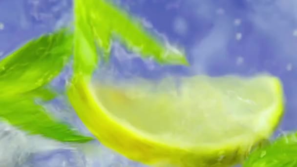 新鲜的鸡尾酒与薄荷糖 冰块和莱姆 Lime Soda Mojito喝鸡尾酒 — 图库视频影像