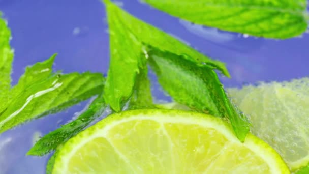 Čerstvý Koktejl Mentolkou Ledem Citrónem Limetová Soda Mojito Pít Koktejl — Stock video