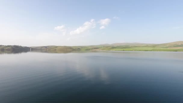 緑の牧草地や湖の眺め 青い空と自然 空中発射ドローン4K — ストック動画