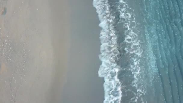 Aerial Birds Eye View Looking Sea Waves Crashing Green Blue — Stock Video