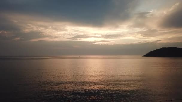 Shot Van Een Prachtige Zonsondergang Het Strand Zonsondergang Zee Drone — Stockvideo