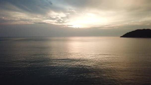 Shot Van Een Prachtige Zonsondergang Het Strand Zonsondergang Zee Drone — Stockvideo