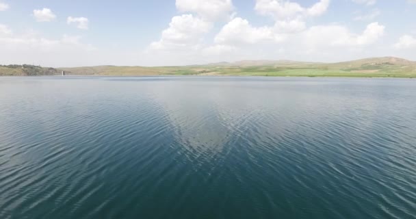 Άποψη Των Πράσινων Λιβαδιών Και Της Λίμνης Γαλάζιος Ουρανός Και — Αρχείο Βίντεο