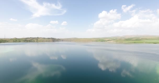 Vista Prados Verdes Lago Céu Azul Natureza Drone Tiro Aéreo — Vídeo de Stock