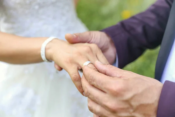 Mão Noivo Pôr Uma Aliança Dedo Noiva Cerimônia Casamento — Fotografia de Stock