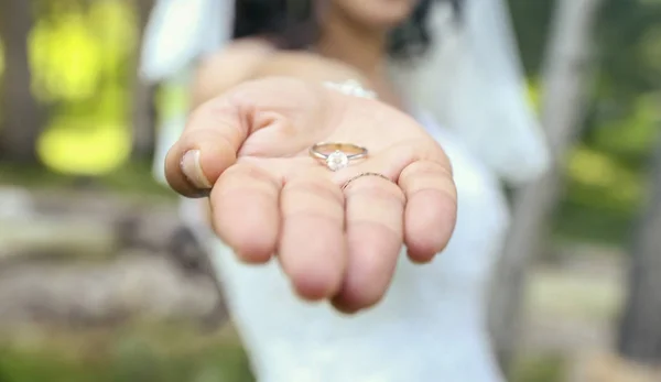 Dois Anéis Casamento Nas Mãos Dos Recém Casados Anéis Casamento — Fotografia de Stock