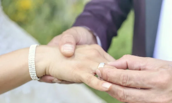 신랑의 신부의 손가락에 결혼반지를 끼우고 결혼식 — 스톡 사진