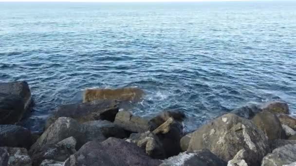 Морские Волны Брызгают Задний Камень Волны Воды Брызгают Вокруг Камня — стоковое видео