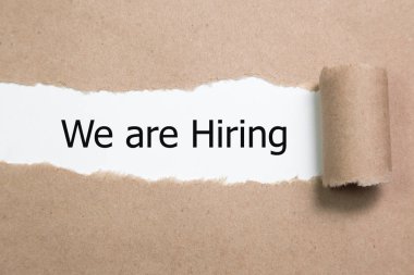 Yırtık kağıtların altına yazılmış bir kiralık katil tutuyoruz. İnsan kaynakları kavramı, strateji, plan, planlama.