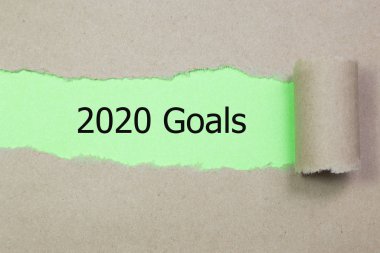 Yırtık kağıdın arkasında görünen 2020 numaralı metin.