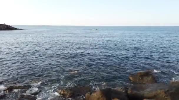 Pescador Bate Água Com Vara Longa Rolando Ondas Pequeno Barco — Vídeo de Stock