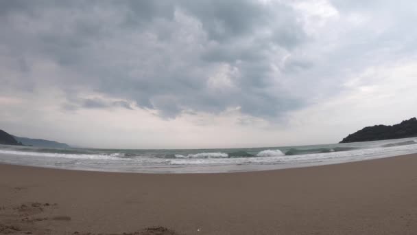 Ondas Quebrando Seixos Perto Surfe Mar Ondas Corre Seixos Costeiros — Vídeo de Stock