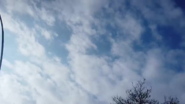 从旅游车的角度来看 车载着乡村道路蓝天多云 多云的天空和路灯 — 图库视频影像